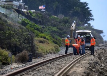 Construction of railroad barrier wall underway in San Clemente, CA